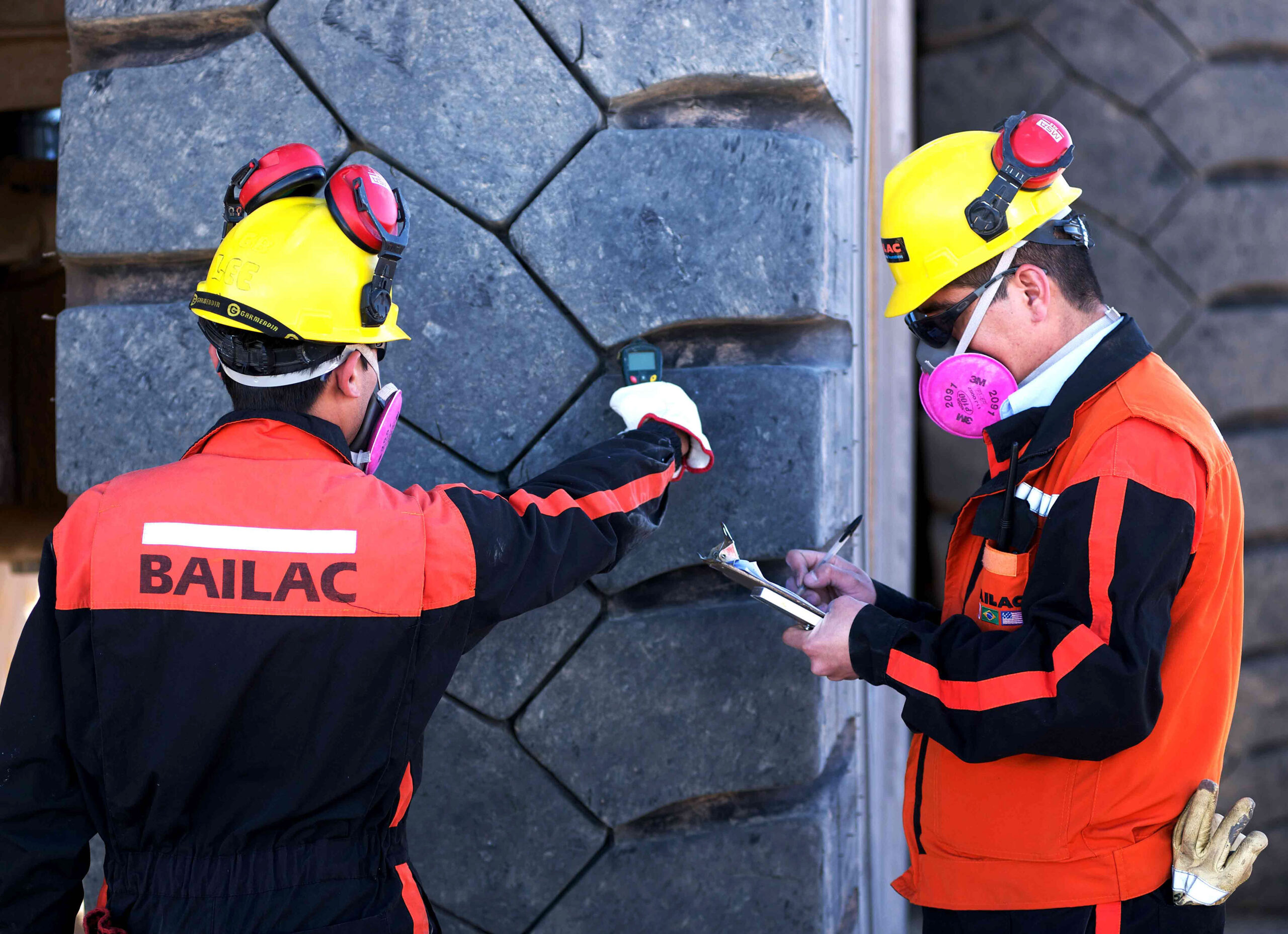 Técnicos de Bailac monitoreando neumáticos mineros.